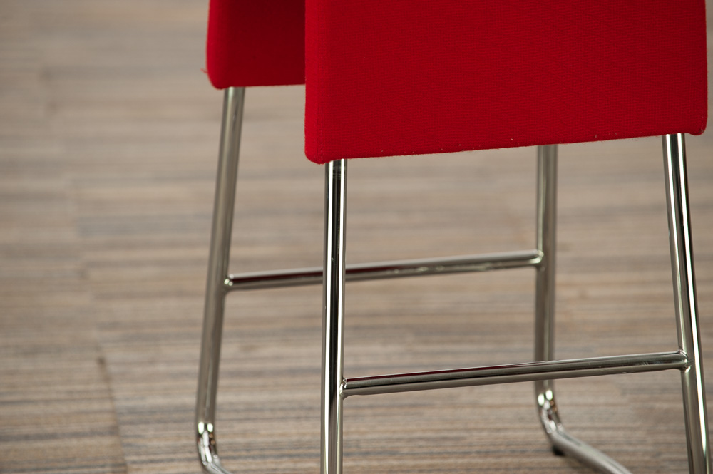 MATERIA Plint Tabouret - tissu rouge / chrome piètement traîneau – Image 11