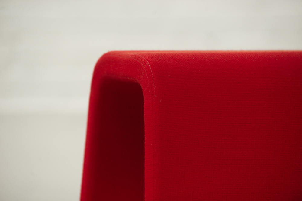 MATERIA Plint Tabouret - tissu rouge / chrome piètement traîneau – Image 15