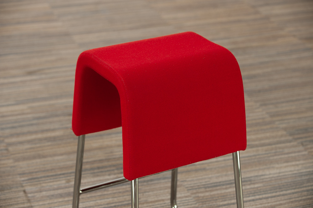 MATERIA Plint Tabouret - tissu rouge / chrome piètement traîneau – Image 16