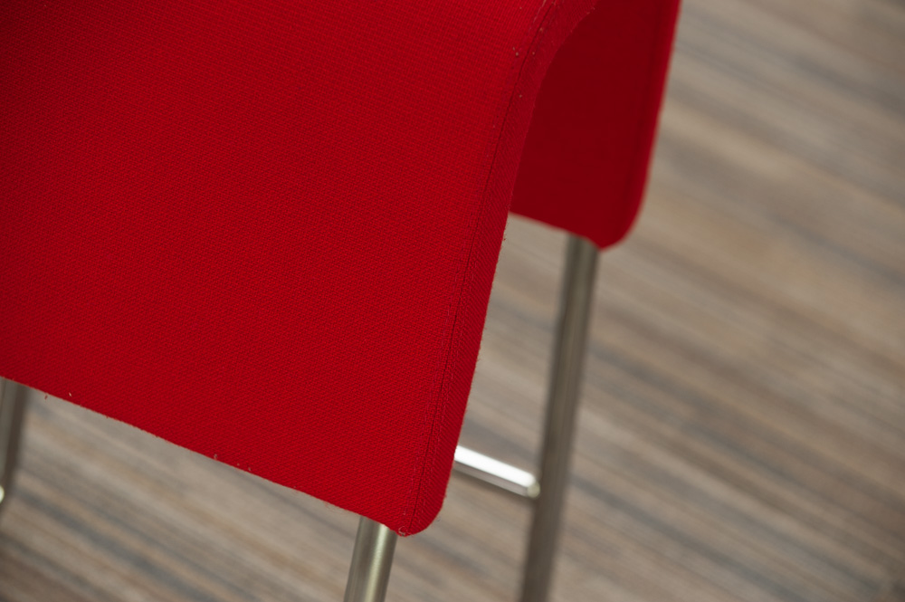 MATERIA Plint Tabouret - tissu rouge / chrome piètement traîneau – Image 18
