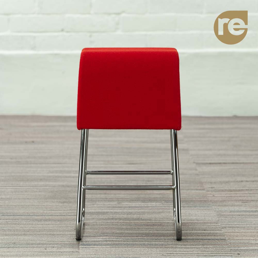 MATERIA Plint Tabouret - tissu rouge / chrome piètement traîneau