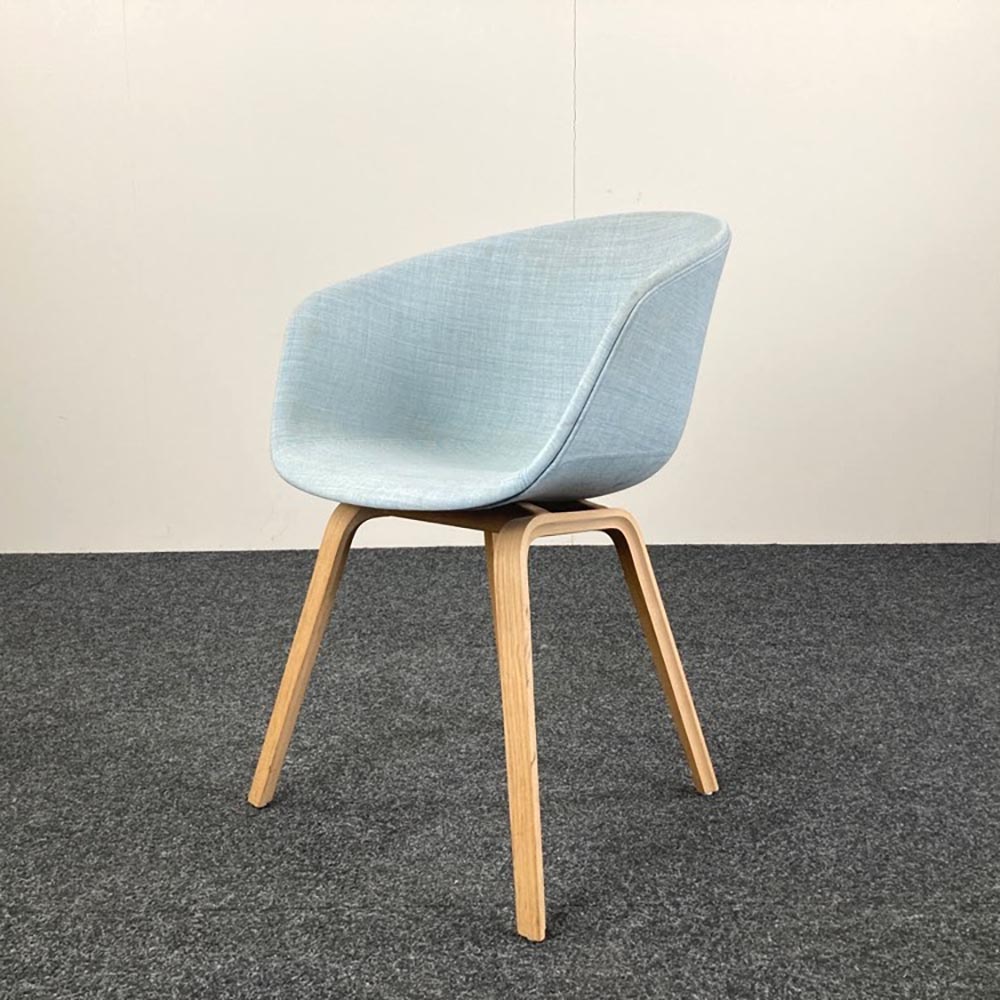 HAY About a Chair AAC23 Ontvangststoel design Hee Welling - pastelblauwe stof / eik houten vierpoot - Afbeelding 2