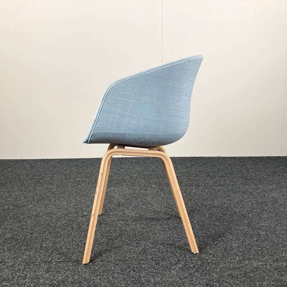 HAY About a Chair AAC23 Ontvangststoel design Hee Welling - pastelblauwe stof / eik houten vierpoot - Afbeelding 3
