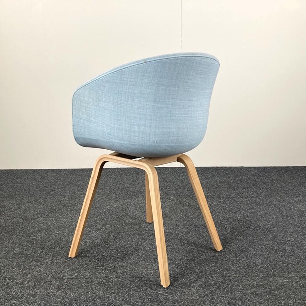 HAY About a Chair AAC23 Ontvangststoel design Hee Welling - pastelblauwe stof / eik houten vierpoot - Afbeelding 4