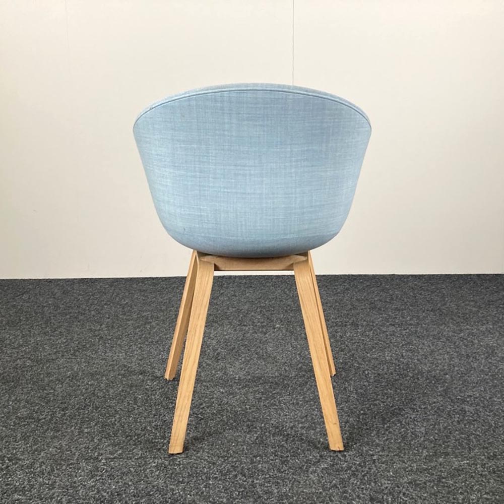 HAY About a Chair AAC23 Ontvangststoel design Hee Welling - pastelblauwe stof / eik houten vierpoot - Afbeelding 5