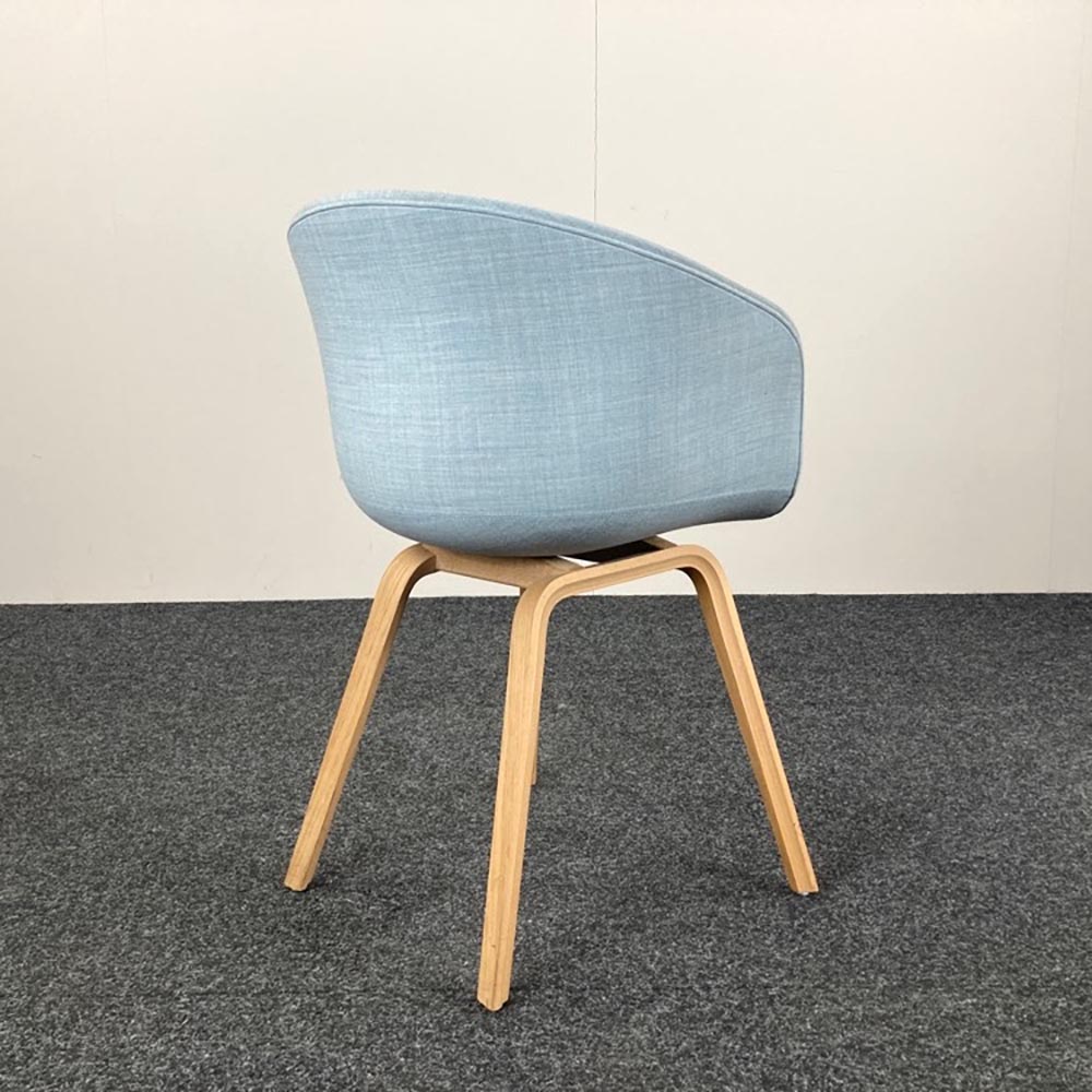 HAY About a Chair AAC23 Ontvangststoel design Hee Welling - pastelblauwe stof / eik houten vierpoot - Afbeelding 6