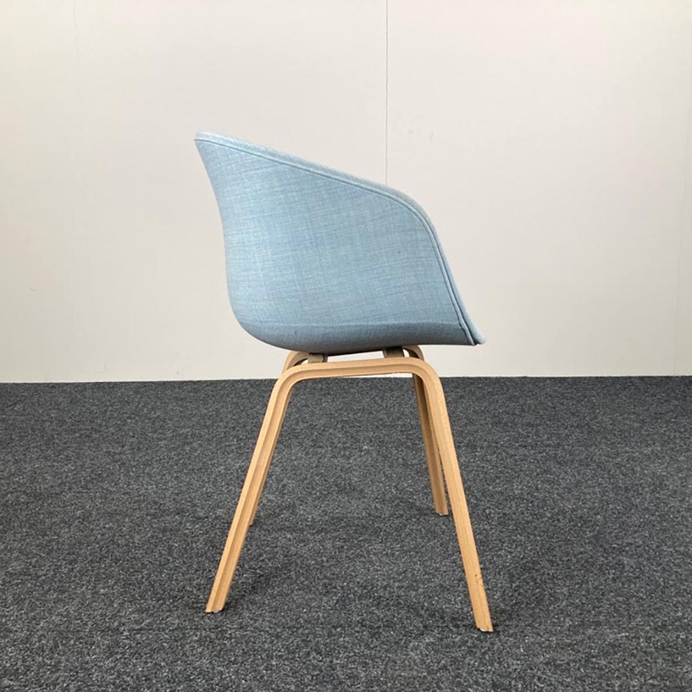 HAY About a Chair AAC23 Ontvangststoel design Hee Welling - pastelblauwe stof / eik houten vierpoot - Afbeelding 7
