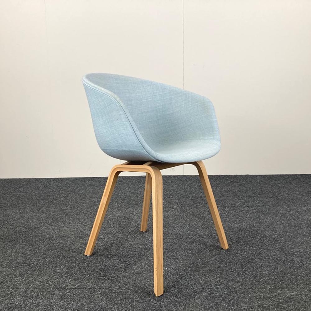 HAY About a Chair AAC23 Ontvangststoel design Hee Welling - pastelblauwe stof / eik houten vierpoot - Afbeelding 8