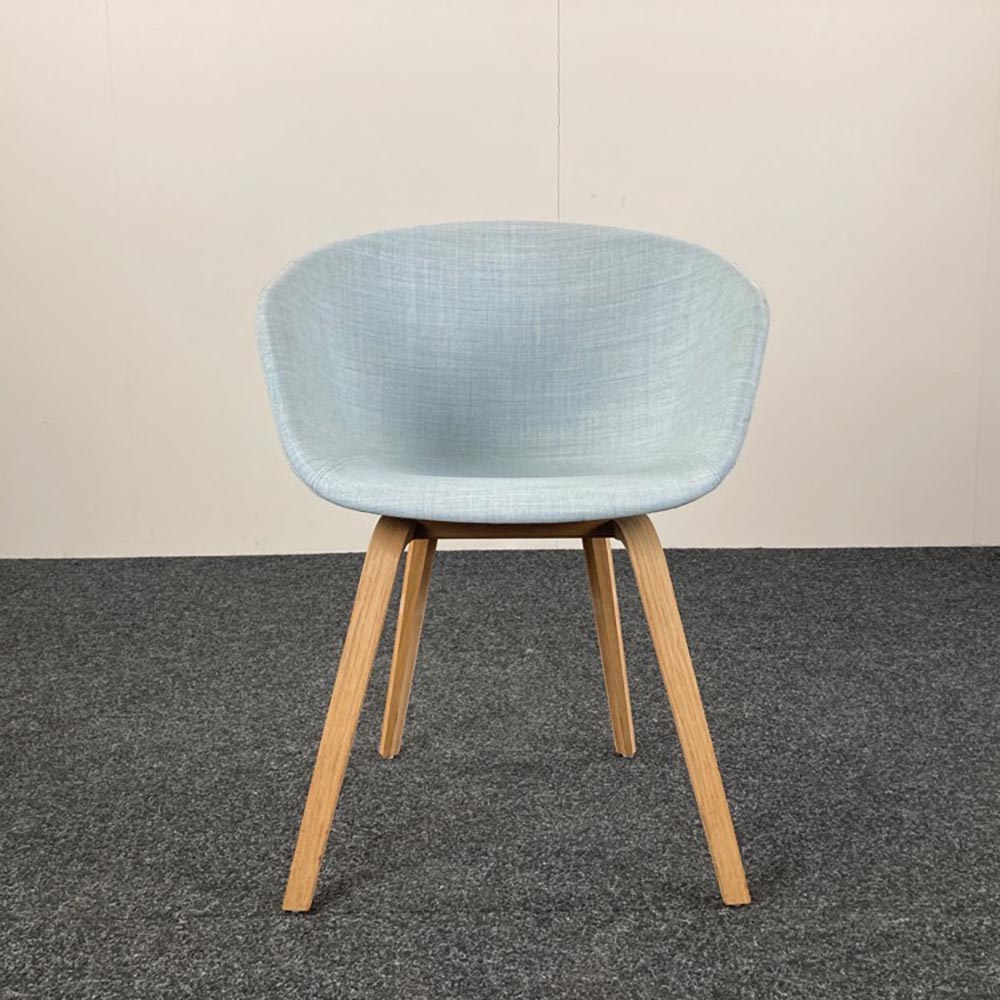 HAY About a Chair AAC23 Ontvangststoel design Hee Welling - pastelblauwe stof / eik houten vierpoot - Afbeelding 9