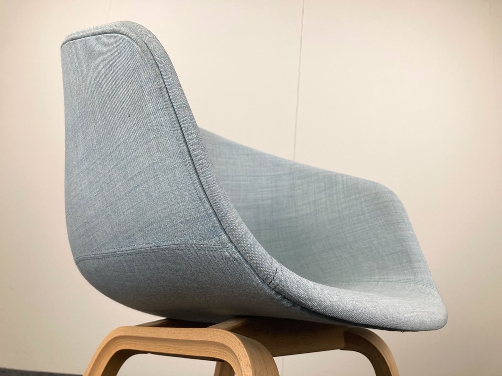 HAY About a Chair AAC23 Ontvangststoel design Hee Welling - pastelblauwe stof / eik houten vierpoot - Afbeelding 10