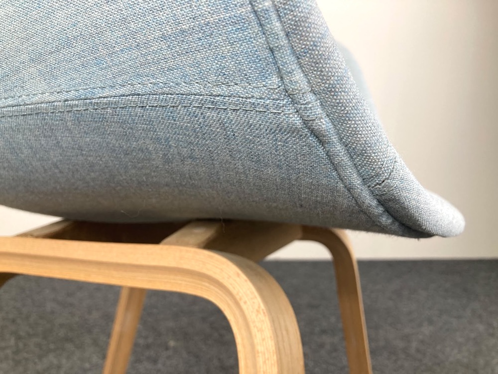 HAY About a Chair AAC23 Ontvangststoel design Hee Welling - pastelblauwe stof / eik houten vierpoot - Afbeelding 11