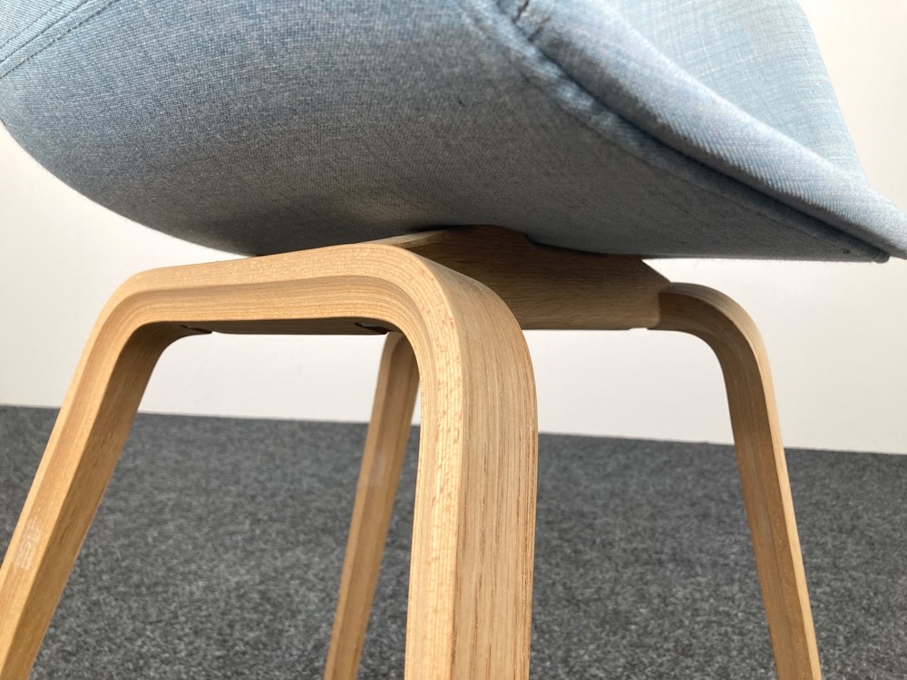 HAY About a Chair AAC23 Ontvangststoel design Hee Welling - pastelblauwe stof / eik houten vierpoot - Afbeelding 12