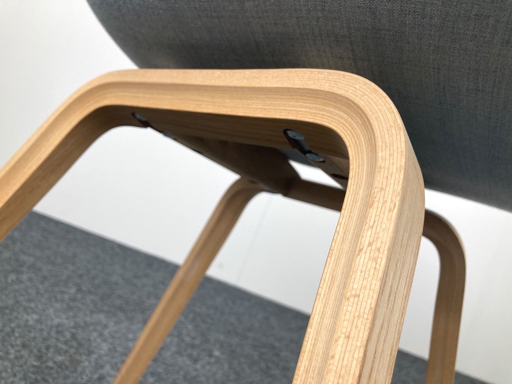 HAY About a Chair AAC23 Ontvangststoel design Hee Welling - pastelblauwe stof / eik houten vierpoot - Afbeelding 13