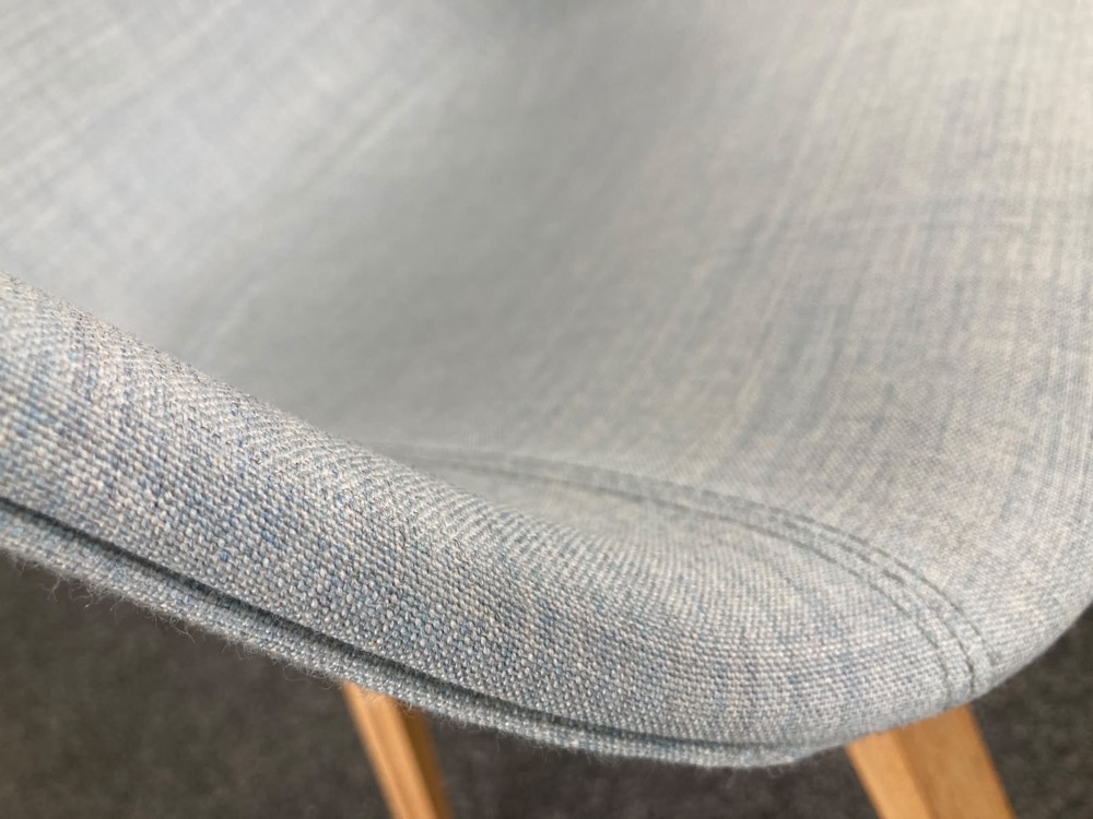 HAY About a Chair AAC23 Ontvangststoel design Hee Welling - pastelblauwe stof / eik houten vierpoot - Afbeelding 14
