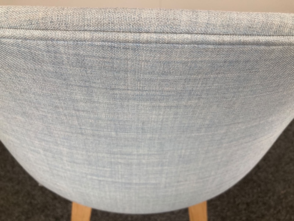 HAY About a Chair AAC23 Ontvangststoel design Hee Welling - pastelblauwe stof / eik houten vierpoot - Afbeelding 15