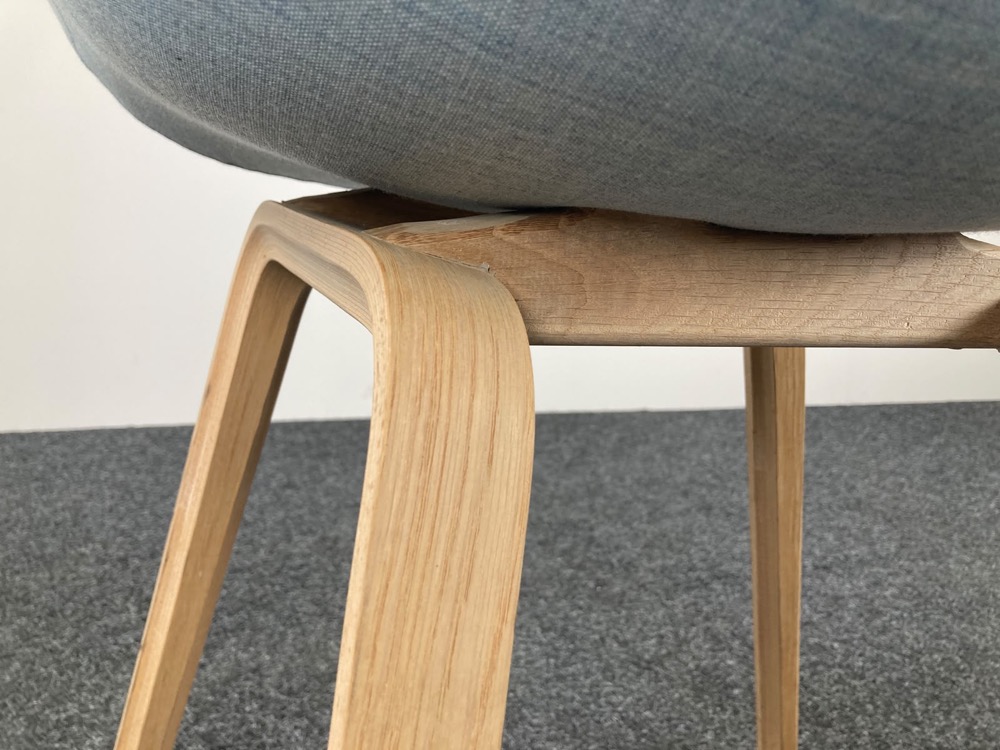 HAY About a Chair AAC23 Ontvangststoel design Hee Welling - pastelblauwe stof / eik houten vierpoot - Afbeelding 17