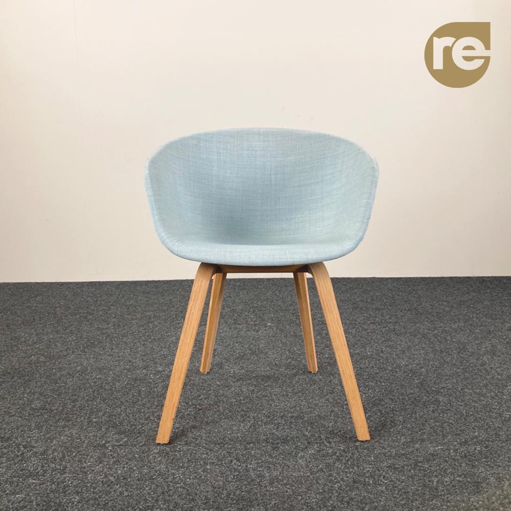 HAY About a Chair AAC23 Ontvangststoel design Hee Welling - pastelblauwe stof / eik houten vierpoot