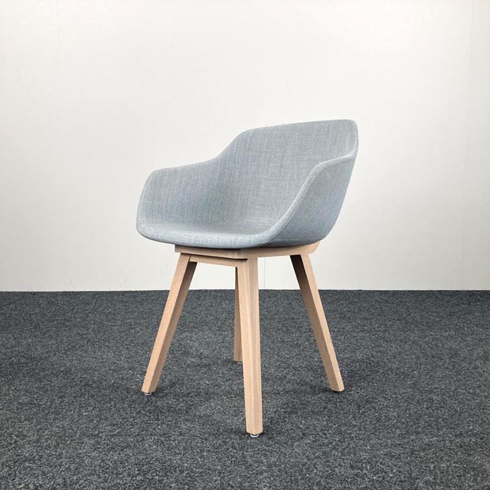 ALKI Kuskoa Bi Chaise d’accueil design Iratzoki Lizaso - tissu gris clair / bois de chêne quatre pieds – Image 2