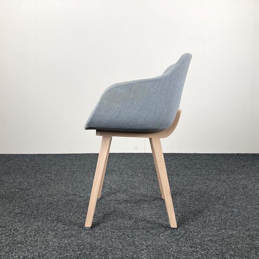 ALKI Kuskoa Bi Chaise d’accueil design Iratzoki Lizaso - tissu gris clair / bois de chêne quatre pieds – Image 3