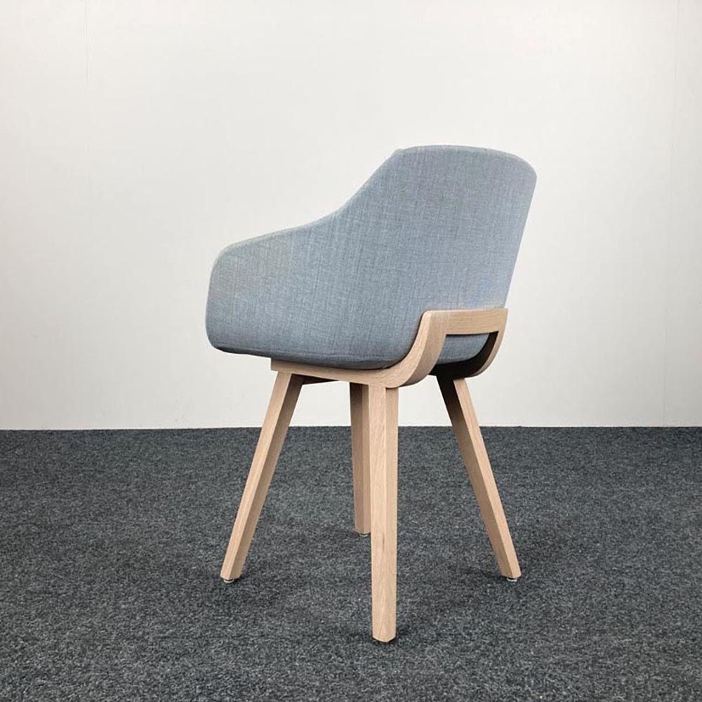 ALKI Kuskoa Bi Chaise d’accueil design Iratzoki Lizaso - tissu gris clair / bois de chêne quatre pieds – Image 4
