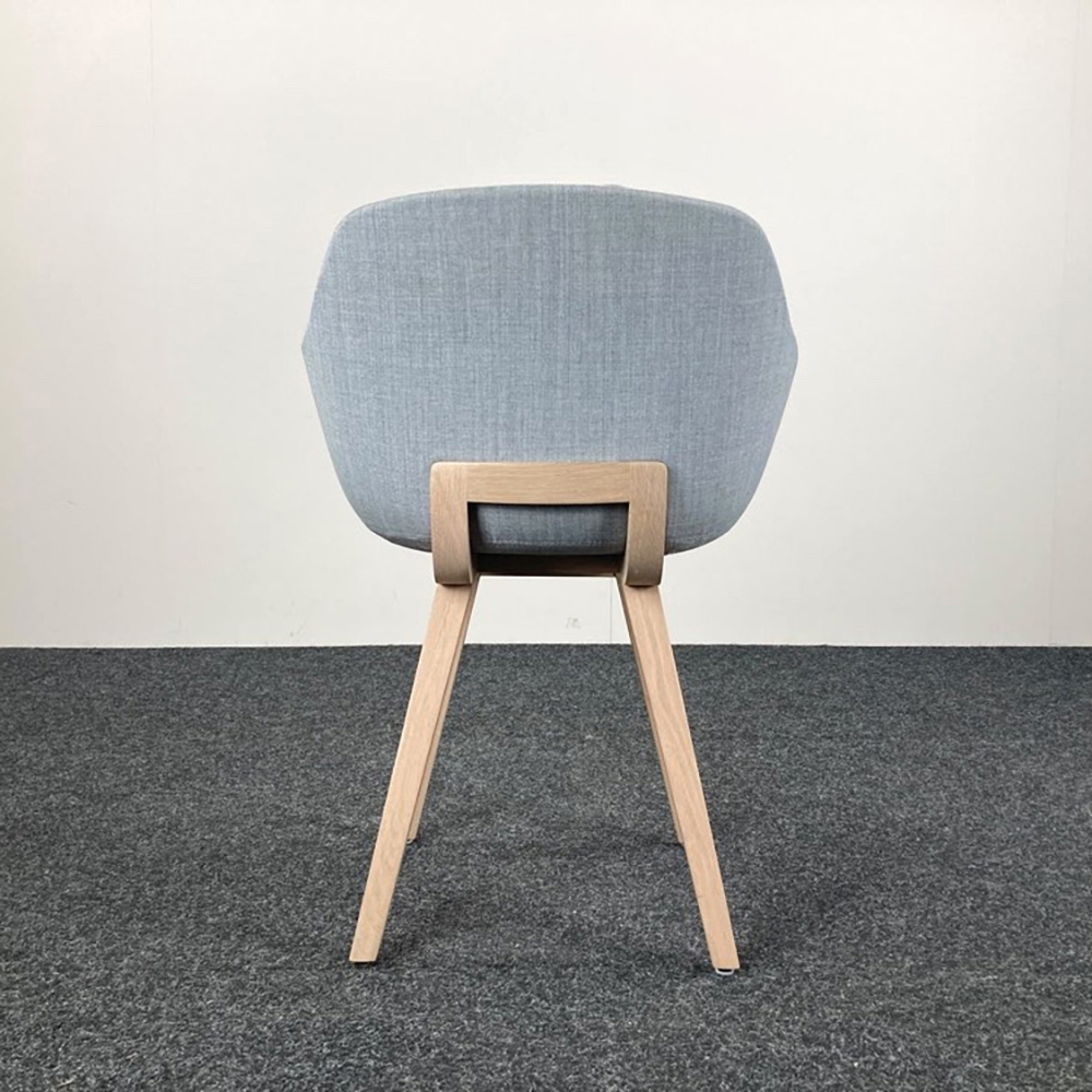 ALKI Kuskoa Bi Chaise d’accueil design Iratzoki Lizaso - tissu gris clair / bois de chêne quatre pieds – Image 5