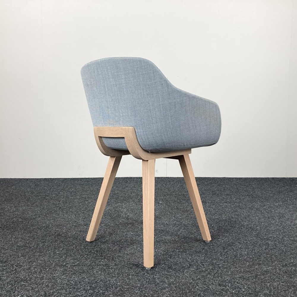 ALKI Kuskoa Bi Chaise d’accueil design Iratzoki Lizaso - tissu gris clair / bois de chêne quatre pieds – Image 6