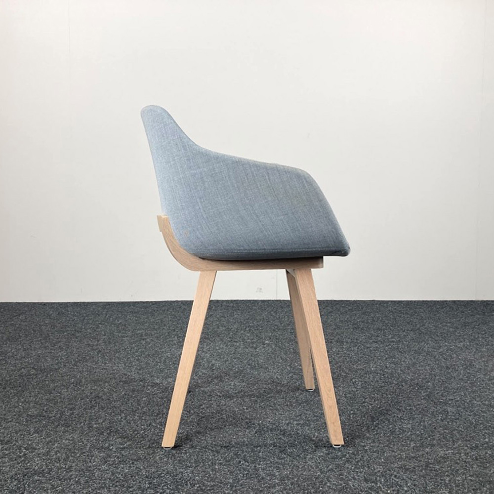 ALKI Kuskoa Bi Chaise d’accueil design Iratzoki Lizaso - tissu gris clair / bois de chêne quatre pieds – Image 7