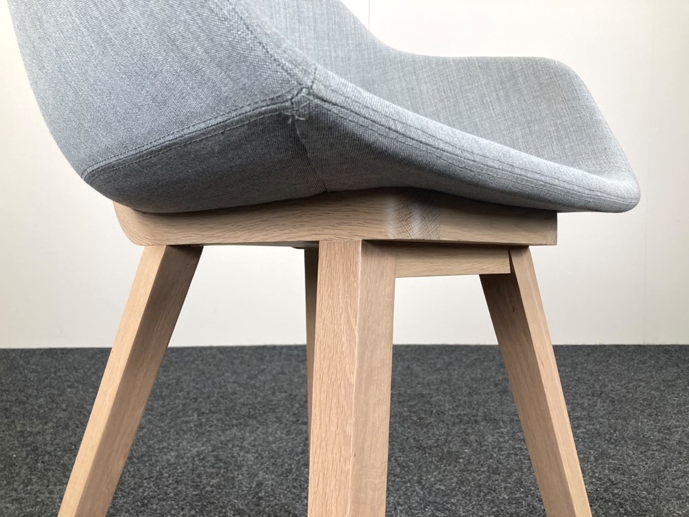 ALKI Kuskoa Bi Chaise d’accueil design Iratzoki Lizaso - tissu gris clair / bois de chêne quatre pieds – Image 9