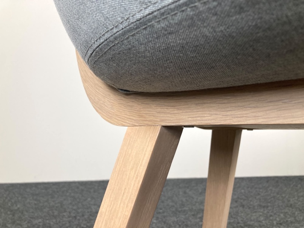 ALKI Kuskoa Bi Chaise d’accueil design Iratzoki Lizaso - tissu gris clair / bois de chêne quatre pieds – Image 10