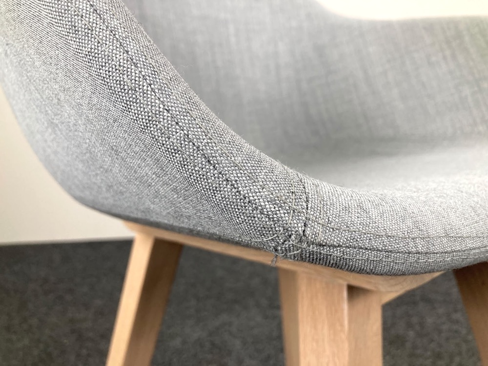 ALKI Kuskoa Bi Chaise d’accueil design Iratzoki Lizaso - tissu gris clair / bois de chêne quatre pieds – Image 11