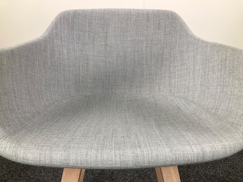 ALKI Kuskoa Bi Chaise d’accueil design Iratzoki Lizaso - tissu gris clair / bois de chêne quatre pieds – Image 12