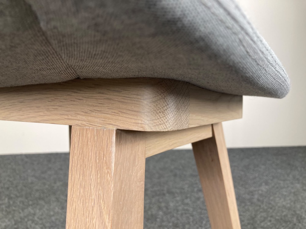 ALKI Kuskoa Bi Chaise d’accueil design Iratzoki Lizaso - tissu gris clair / bois de chêne quatre pieds – Image 13