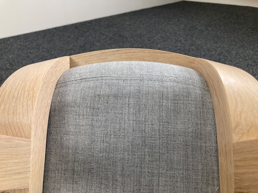 ALKI Kuskoa Bi Chaise d’accueil design Iratzoki Lizaso - tissu gris clair / bois de chêne quatre pieds – Image 17