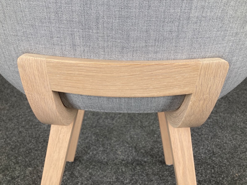 ALKI Kuskoa Bi Chaise d’accueil design Iratzoki Lizaso - tissu gris clair / bois de chêne quatre pieds – Image 18