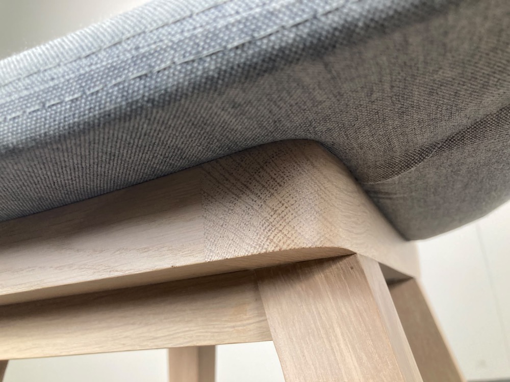 ALKI Kuskoa Bi Chaise d’accueil design Iratzoki Lizaso - tissu gris clair / bois de chêne quatre pieds – Image 20