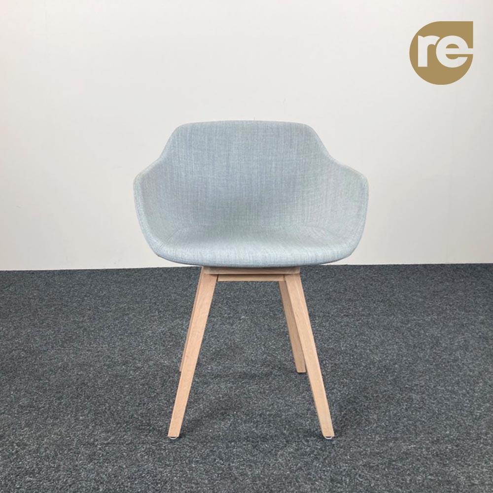 ALKI Kuskoa Bi Chaise d’accueil design Iratzoki Lizaso - tissu gris clair / bois de chêne quatre pieds