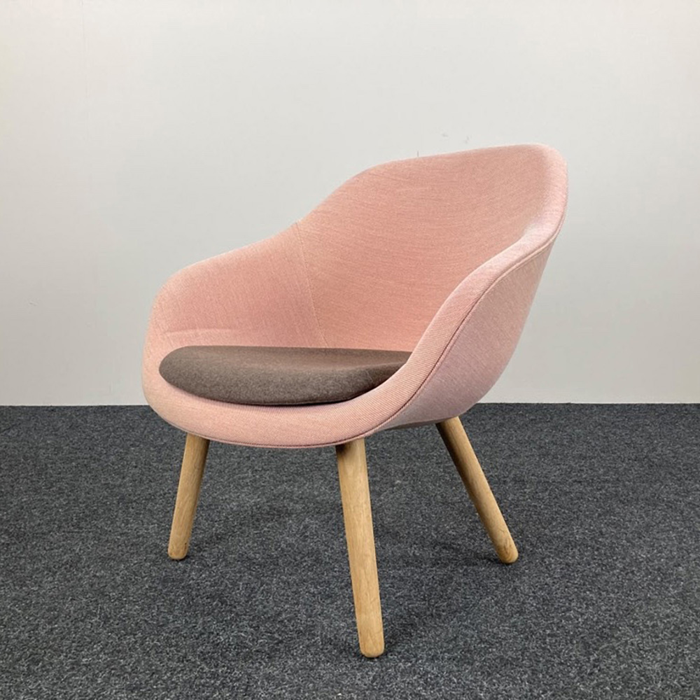 HAY About A Lounge Chair AAL 82 Lounge Chair design Hee Welling - zalmroze stof / eik houten vierpoot - Afbeelding 2