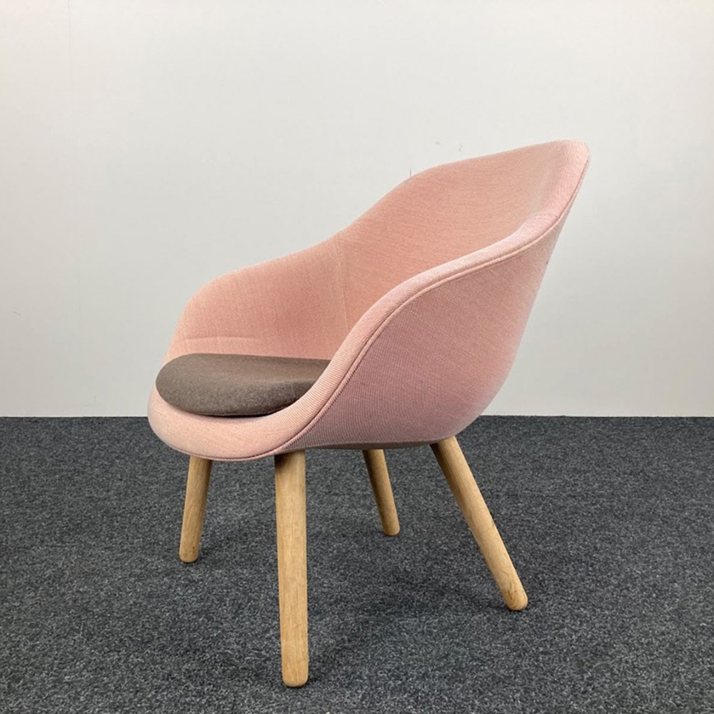 HAY About A Lounge Chair AAL 82 Lounge Chair design Hee Welling - zalmroze stof / eik houten vierpoot - Afbeelding 3