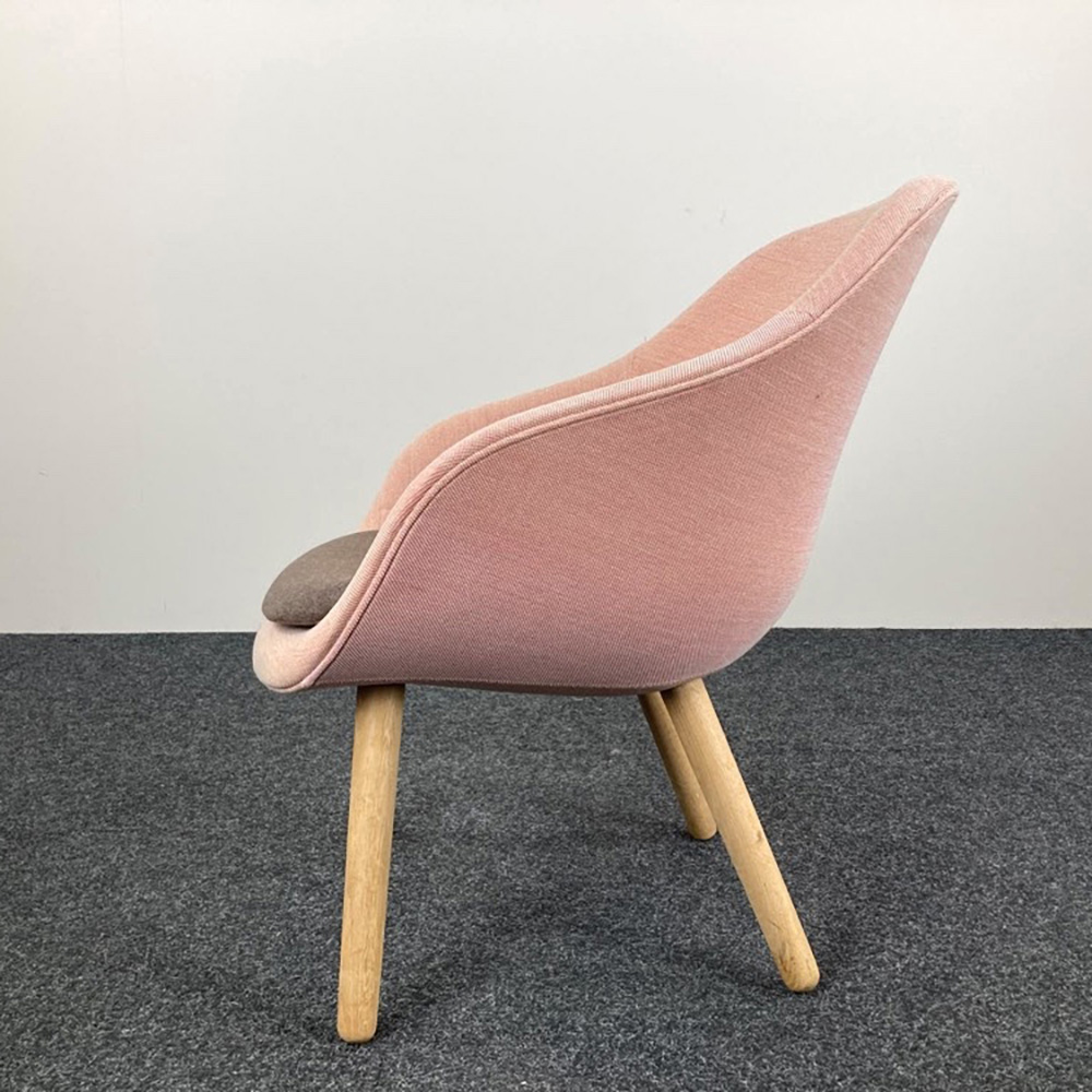 HAY About A Lounge Chair AAL 82 Lounge Chair design Hee Welling - zalmroze stof / eik houten vierpoot - Afbeelding 4