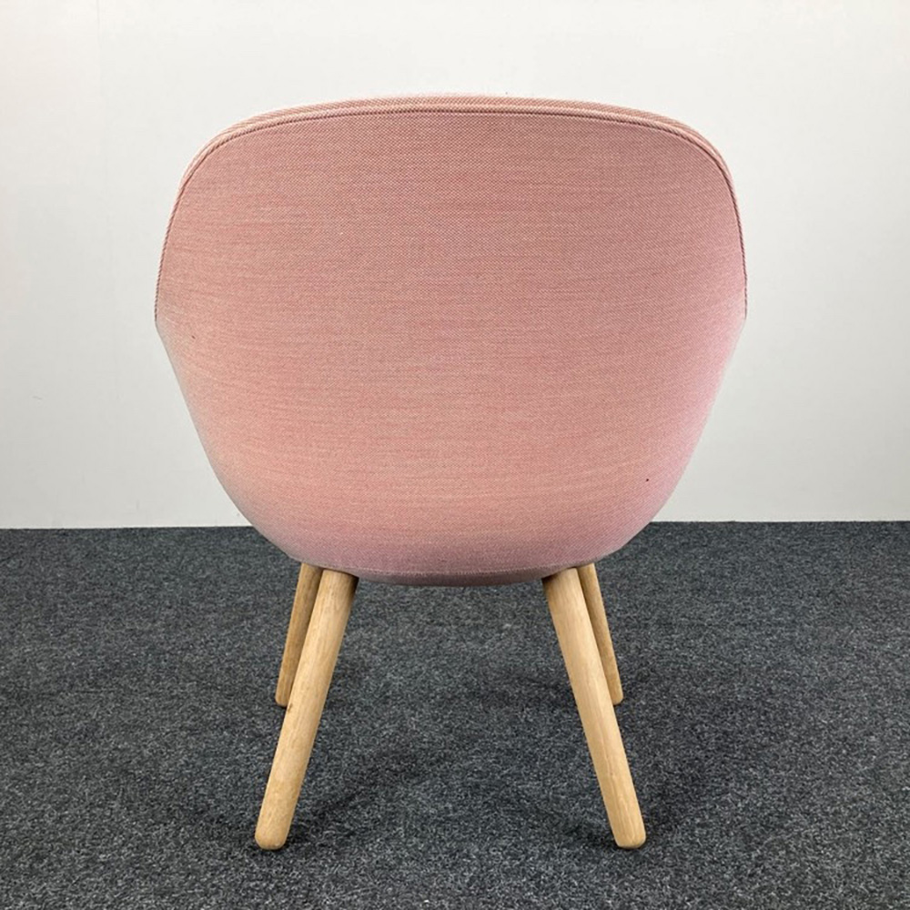 HAY About A Lounge Chair AAL 82 Lounge Chair design Hee Welling - zalmroze stof / eik houten vierpoot - Afbeelding 7
