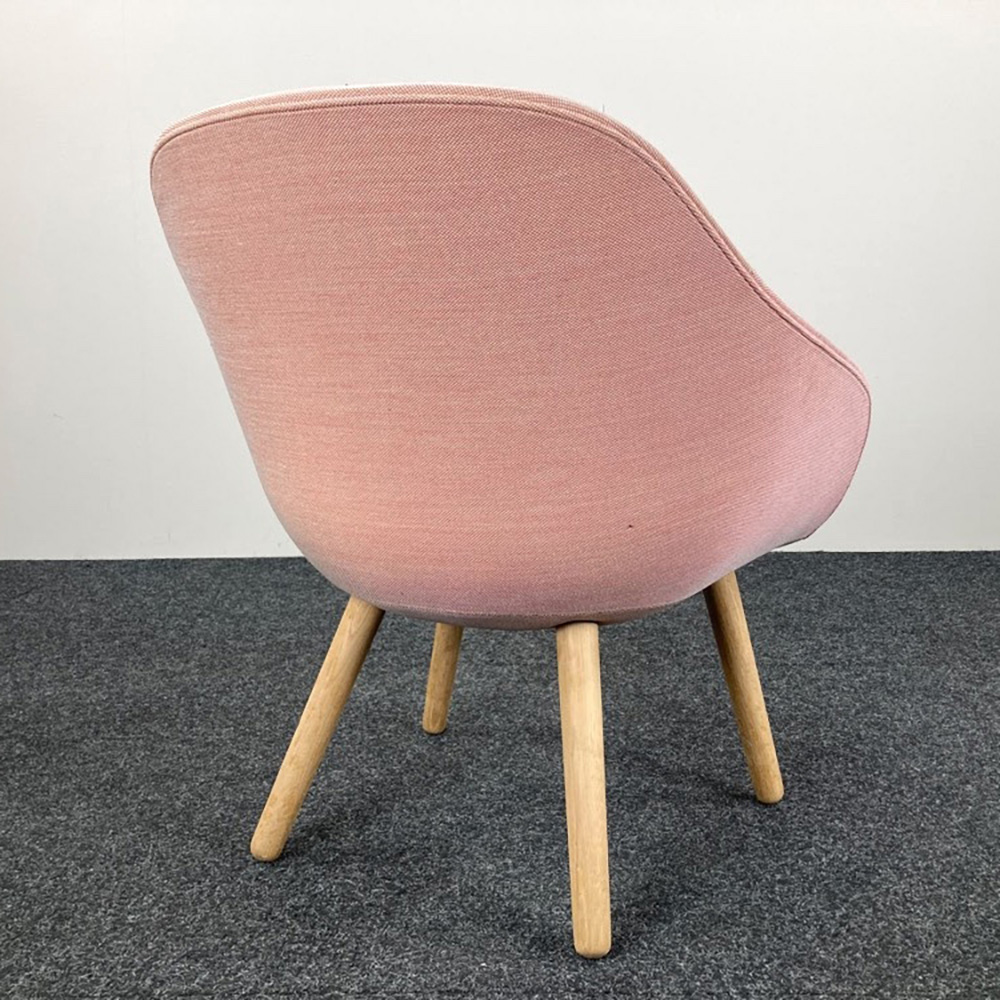 HAY About A Lounge Chair AAL 82 Lounge Chair design Hee Welling - zalmroze stof / eik houten vierpoot - Afbeelding 8