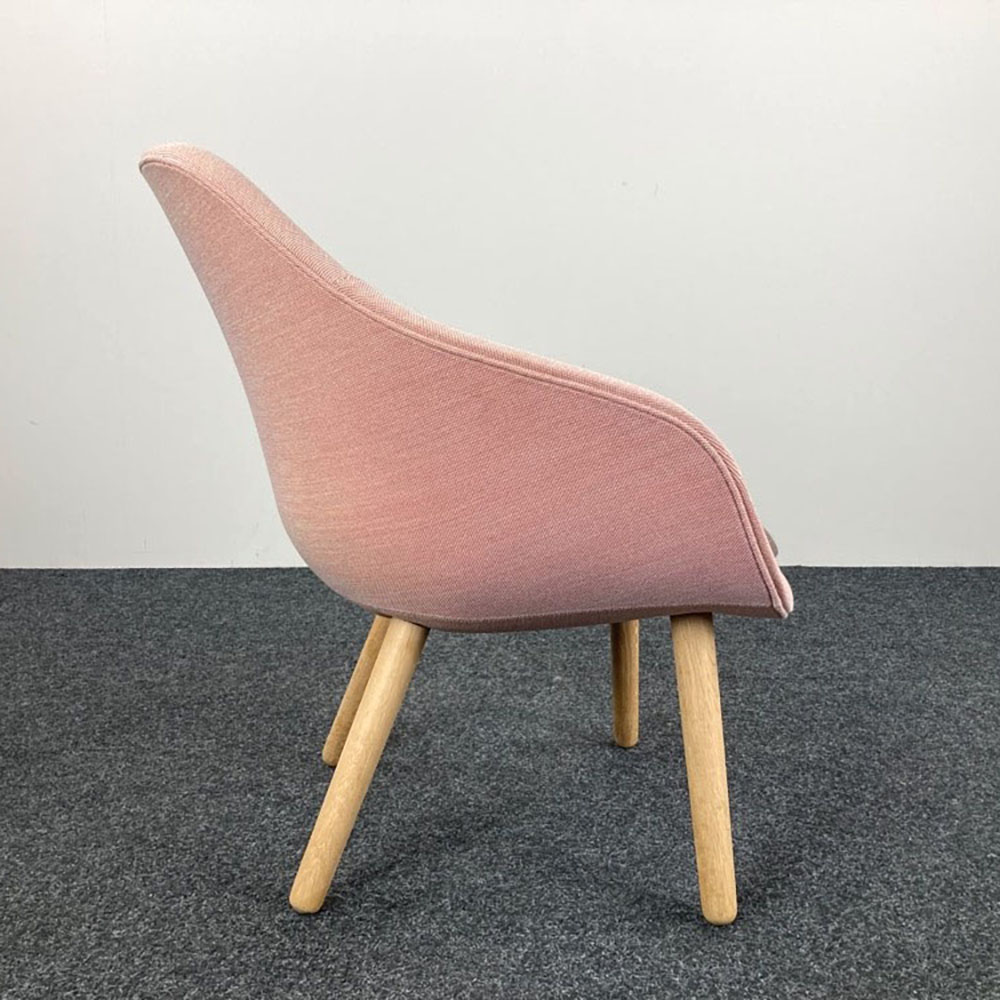HAY About A Lounge Chair AAL 82 Lounge Chair design Hee Welling - zalmroze stof / eik houten vierpoot - Afbeelding 9