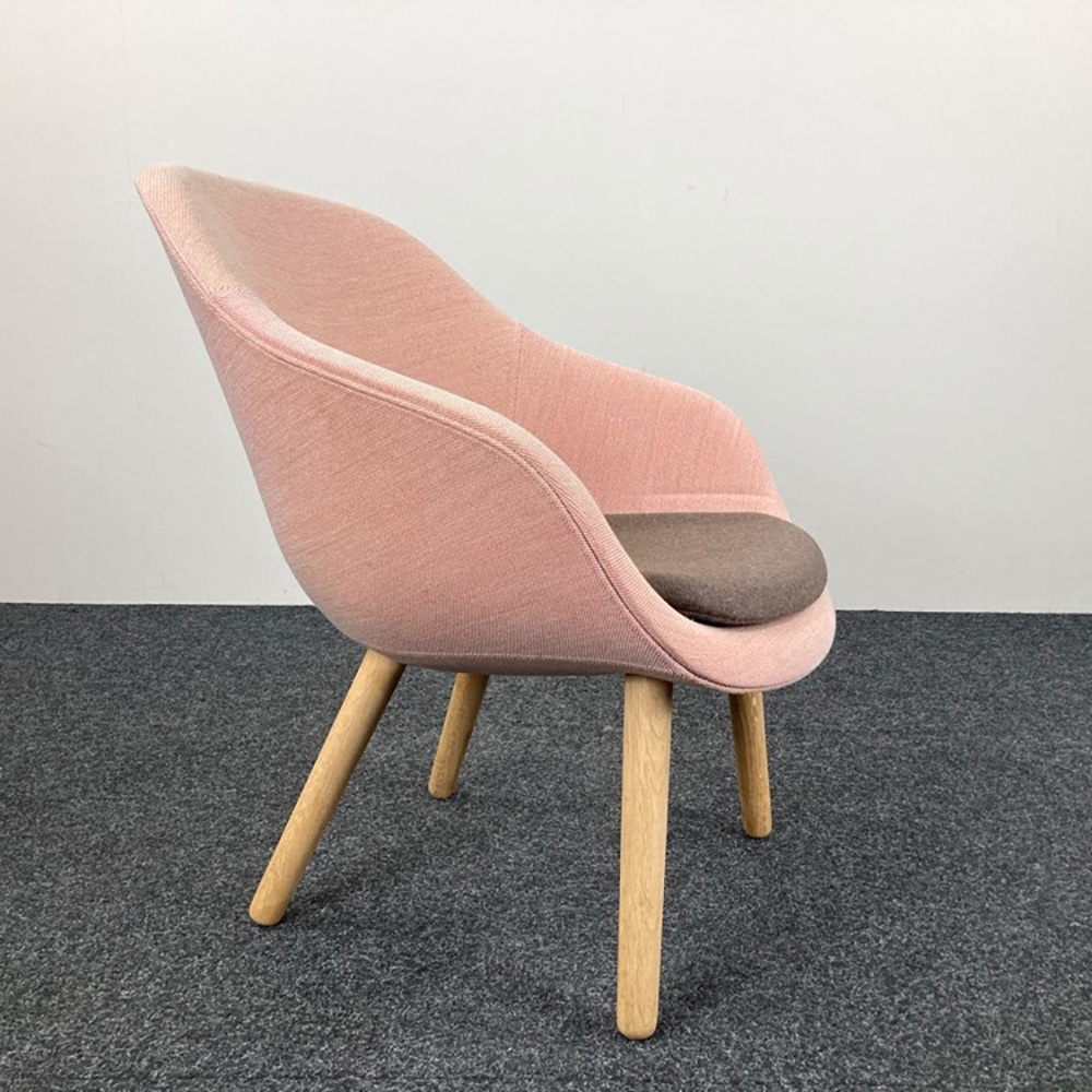 HAY About A Lounge Chair AAL 82 Lounge Chair design Hee Welling - zalmroze stof / eik houten vierpoot - Afbeelding 10