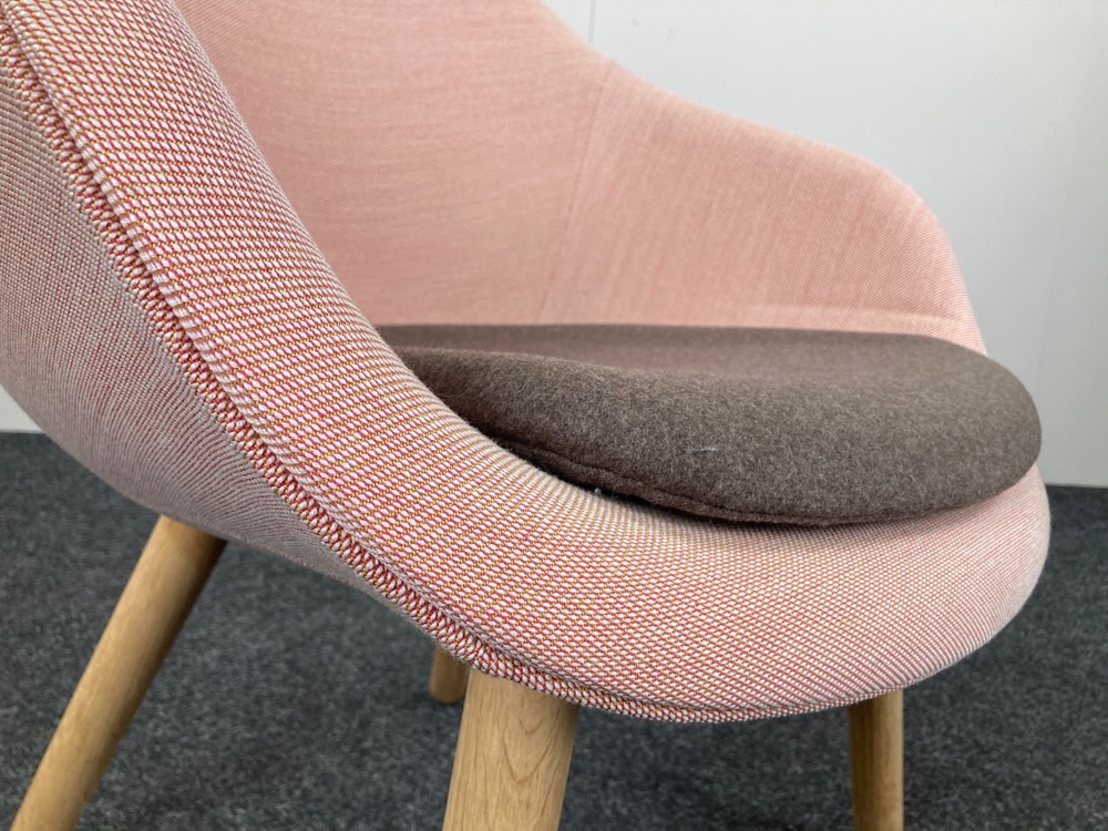 HAY About A Lounge Chair AAL 82 Lounge Chair design Hee Welling - zalmroze stof / eik houten vierpoot - Afbeelding 12