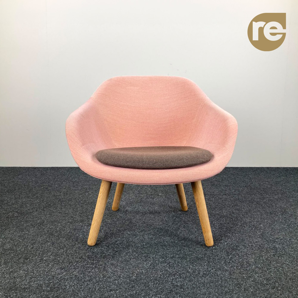 HAY About A Lounge Chair AAL 82 Lounge Chair design Hee Welling - zalmroze stof / eik houten vierpoot