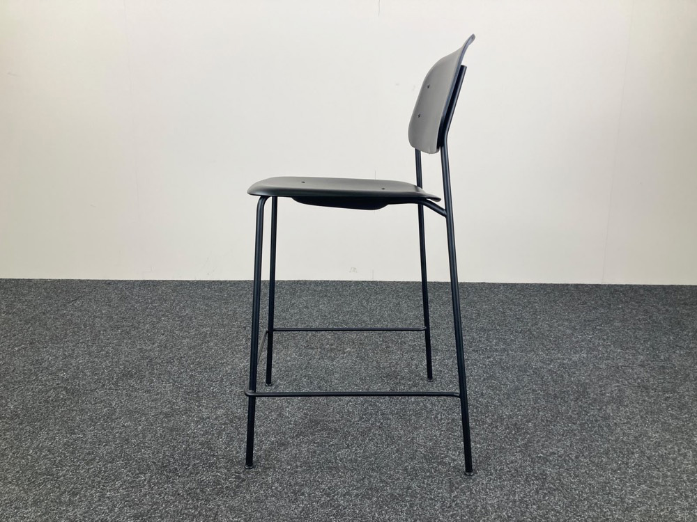 HAY Soft Edge 95 Tabouret de bar design Iskos-Berlin empilable - plastique noir / acier noir quatre pieds – Image 4