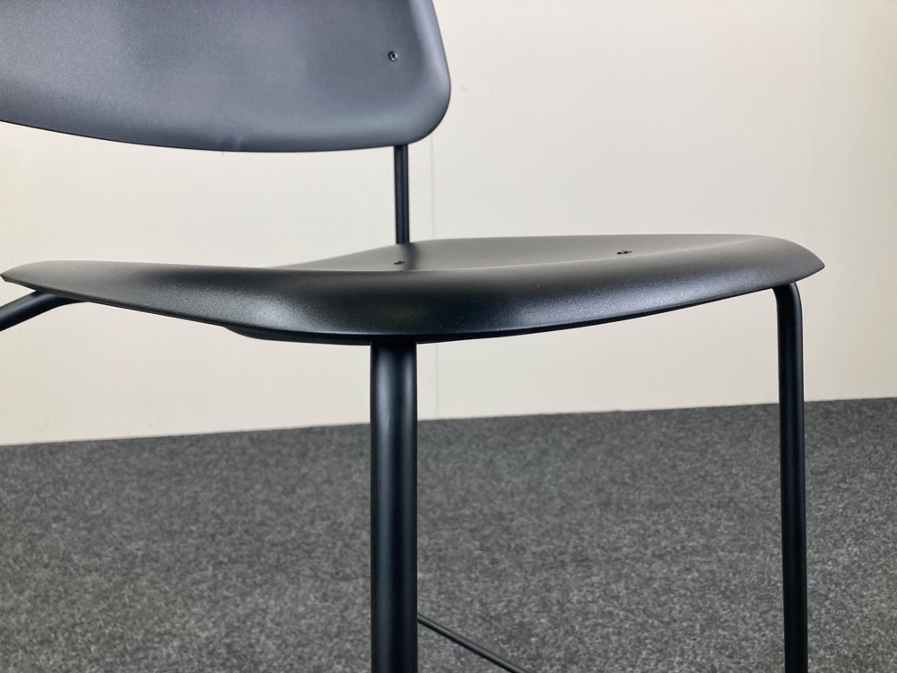 HAY Soft Edge 95 Tabouret de bar design Iskos-Berlin empilable - plastique noir / acier noir quatre pieds – Image 15