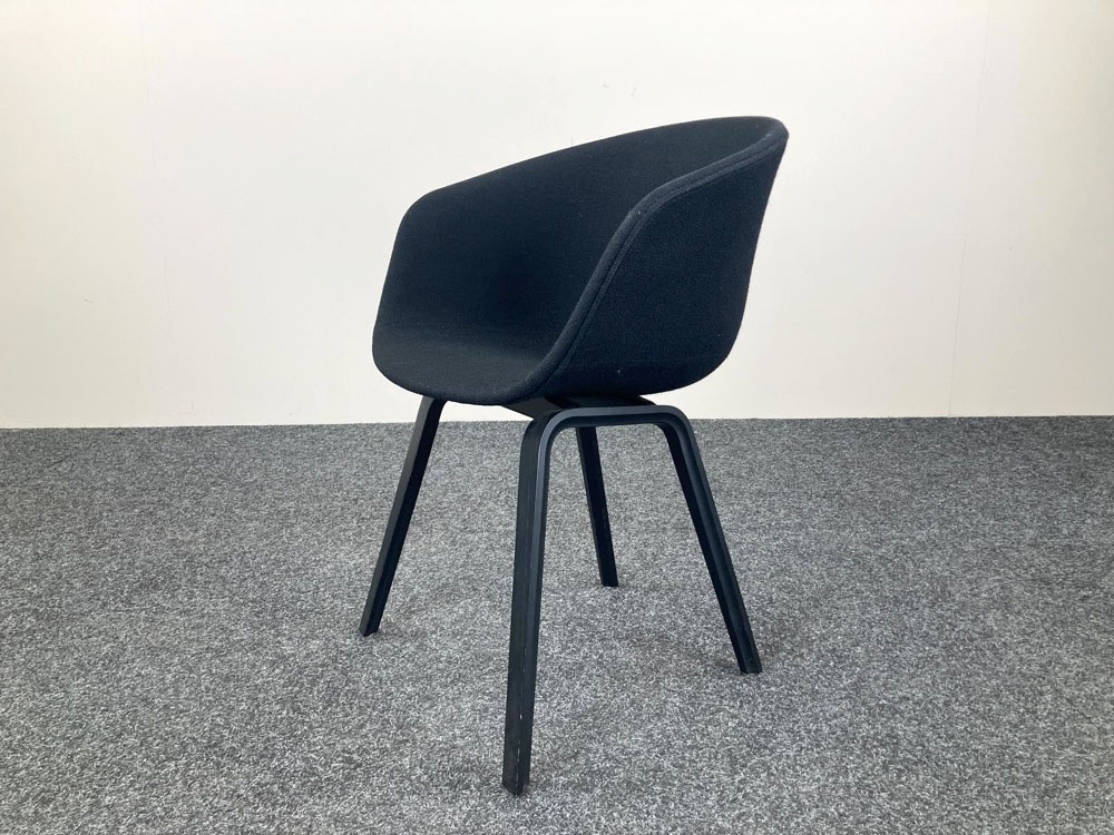 HAY About a Chair AAC23 Ontvangststoel design Hee Welling - zwarte stof / zwart hout vierpoot - Afbeelding 3