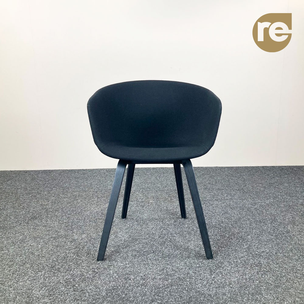 HAY About a Chair AAC23 Ontvangststoel design Hee Welling - zwarte stof / zwart hout vierpoot