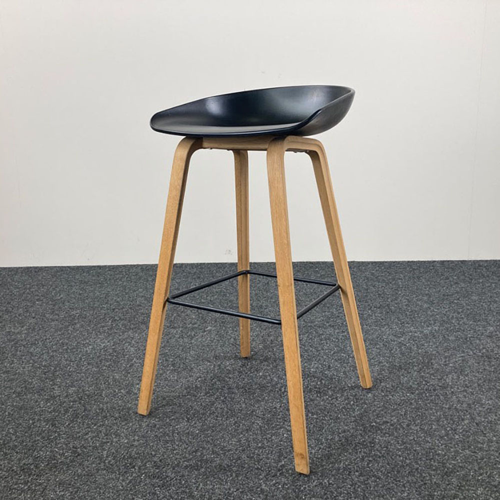 HAY About a Stool AAS32 Tabouret de bar design Hee Welling - plastique noir / bois de chêne quatre pieds – Image 2